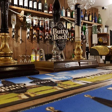 The Cock Hotel Bronllys Dış mekan fotoğraf